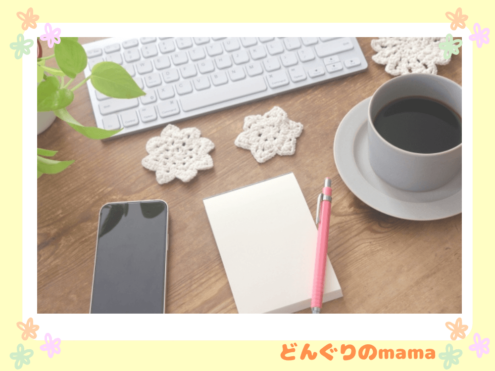 ノートパソコン、スマホ、メモ、コーヒーが並ぶデスクの写真。ブログ作業のイメージ