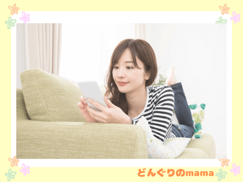 ソファでくつろぎながらスマホを操作する女性の写真。リラックスしながらブログやSNSをチェックする様子