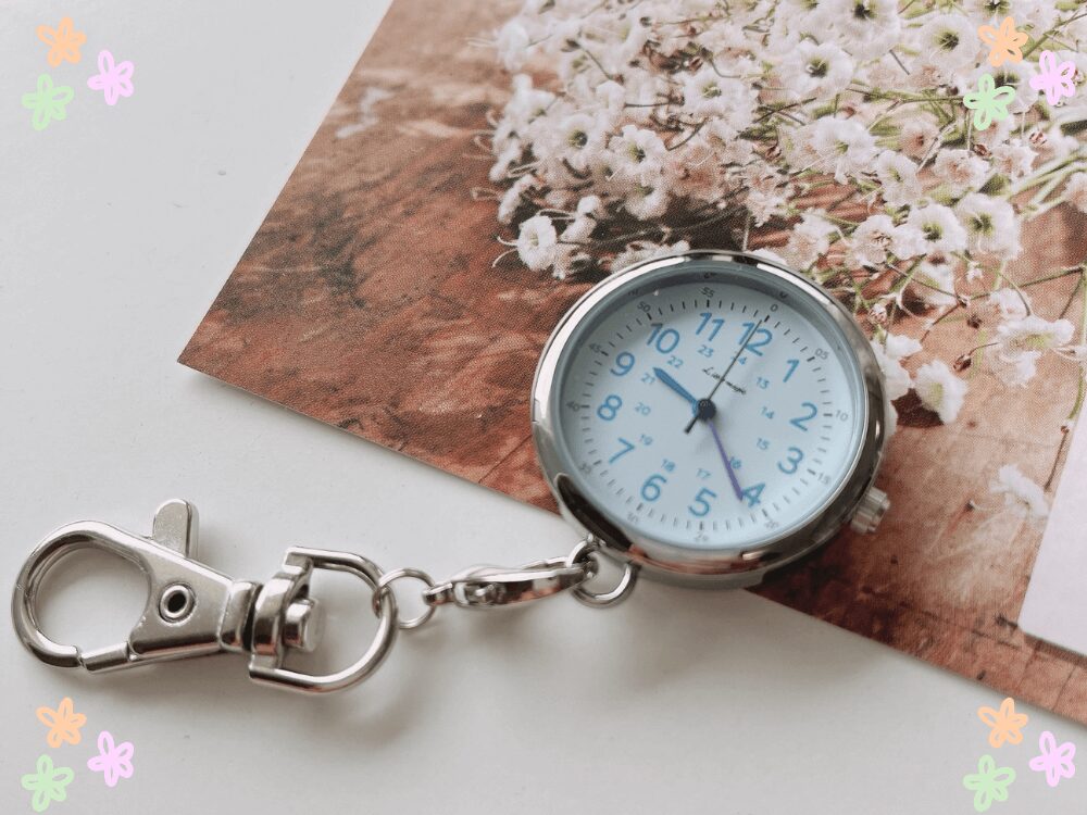 小学生に持たせている懐中時計の写真と時間確認のイメージ