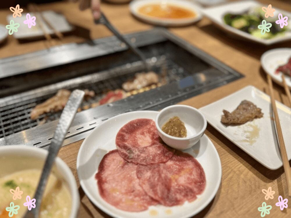 網の上で焼かれる焼肉と並んだお皿。幼児無料で楽しめる焼肉食べ放題