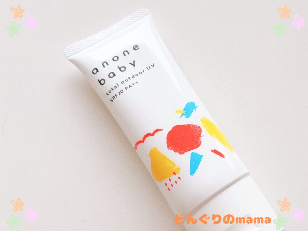 机に置かれたアノネベビー(anone baby)のパッケージ。ブランド名とロゴのアップ。