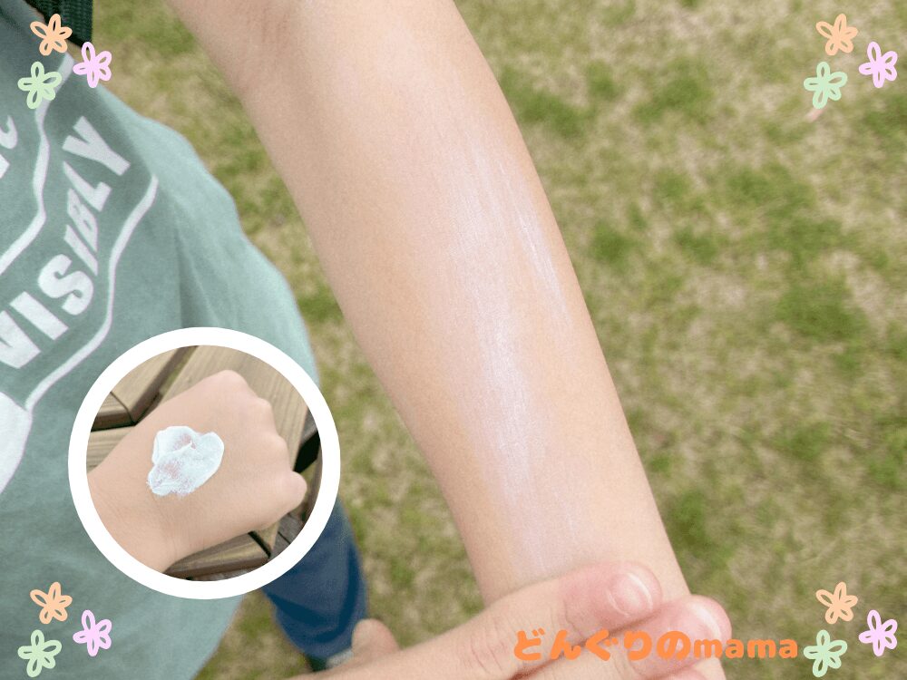 子どもが腕にクリームを塗っている様子と、手の甲でクリームの硬さを確認しているテクスチャーの比較画像。