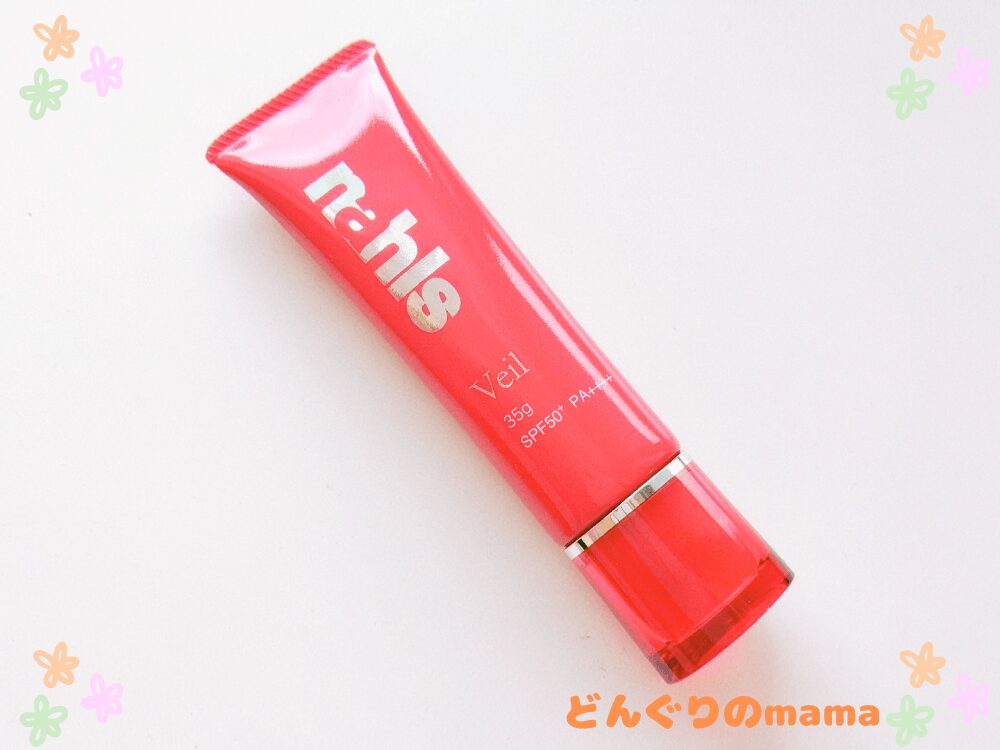 ナールスヴェールUV化粧下地を机の上に置いたオリジナル商品写真。シンプルなスキンケア・紫外線対策アイテムの紹介用画像。