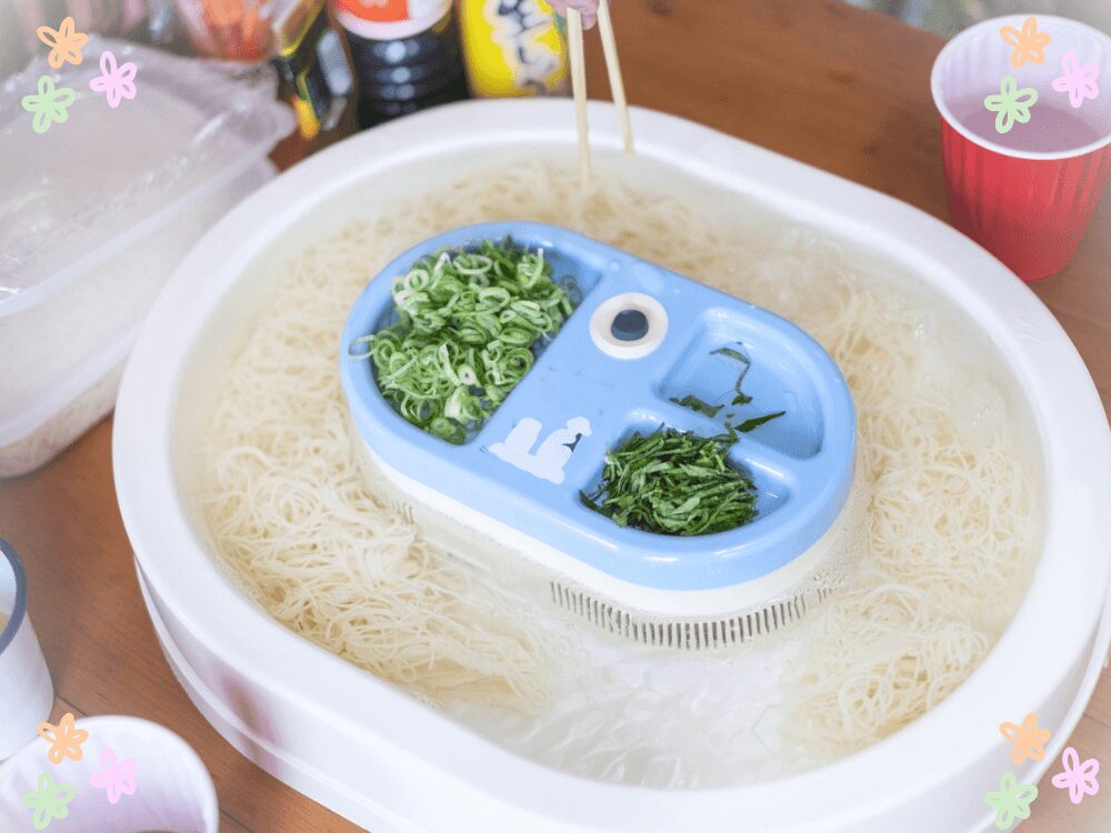 家庭用のながしそうめん器でそうめんを楽しむ小学生の夏休みランチの様子